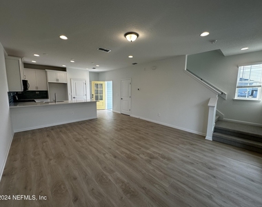 545 Brandon Lakes Drive - Photo Thumbnail 9