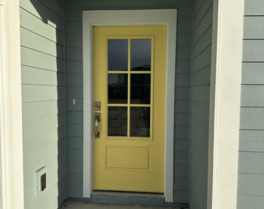 545 Brandon Lakes Drive - Photo Thumbnail 3
