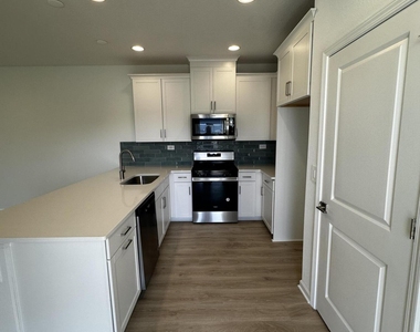 545 Brandon Lakes Drive - Photo Thumbnail 4