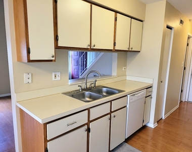 216 Ivy Court - Photo Thumbnail 6