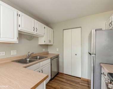 302 Newport Lane - Photo Thumbnail 4