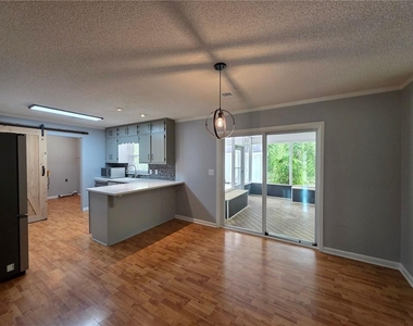 102 Park Place Drive - Photo Thumbnail 4