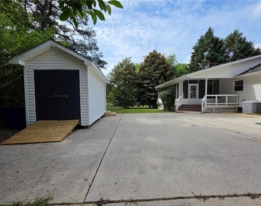 102 Park Place Drive - Photo Thumbnail 14