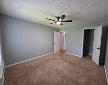 102 Park Place Drive - Photo Thumbnail 8
