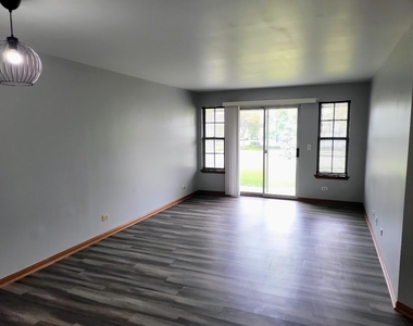 600 W Streamwood Boulevard - Photo Thumbnail 2