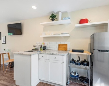 1026 Deckner Avenue Sw - Photo Thumbnail 4