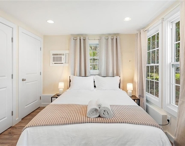 1026 Deckner Avenue Sw - Photo Thumbnail 2