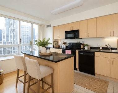 512 N Mcclurg Court - Photo Thumbnail 3