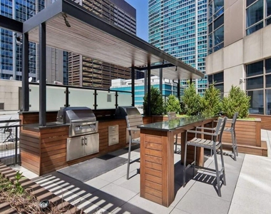 512 N Mcclurg Court - Photo Thumbnail 7