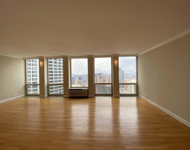 111 E Chestnut Street - Photo Thumbnail 4
