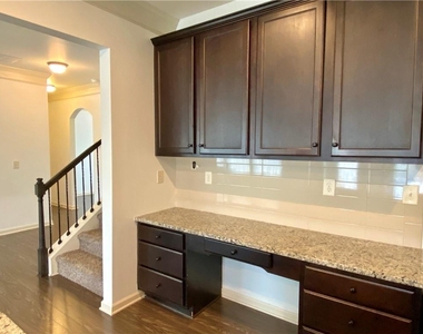 611 Stonehurst Lane - Photo Thumbnail 3
