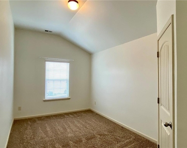 611 Stonehurst Lane - Photo Thumbnail 13