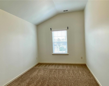 611 Stonehurst Lane - Photo Thumbnail 15