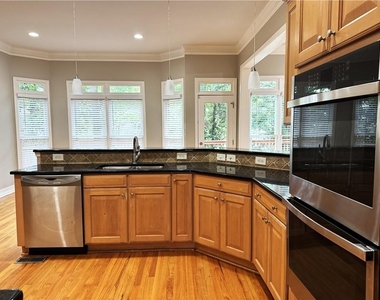 889 Lenox Ct Ne - Photo Thumbnail 12