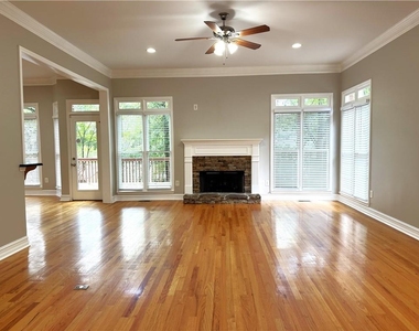 889 Lenox Ct Ne - Photo Thumbnail 4
