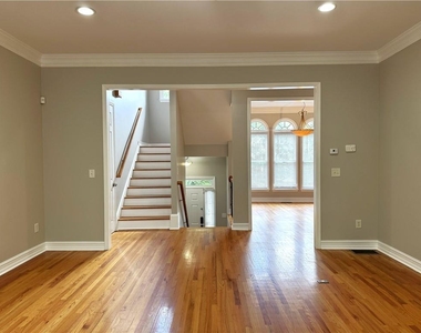 889 Lenox Ct Ne - Photo Thumbnail 7