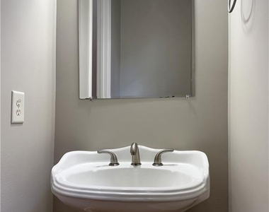 889 Lenox Ct Ne - Photo Thumbnail 18