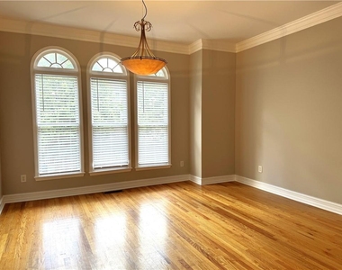 889 Lenox Ct Ne - Photo Thumbnail 17