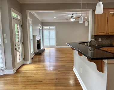 889 Lenox Ct Ne - Photo Thumbnail 16