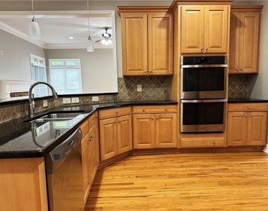 889 Lenox Ct Ne - Photo Thumbnail 9