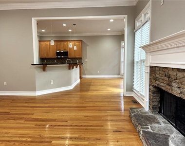 889 Lenox Ct Ne - Photo Thumbnail 8