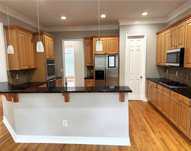 889 Lenox Ct Ne - Photo Thumbnail 14