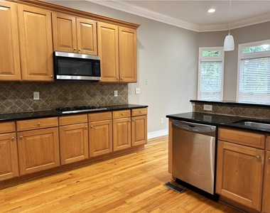 889 Lenox Ct Ne - Photo Thumbnail 13