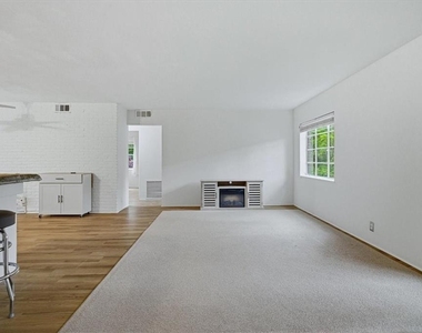 1381 Normandy Drive Ne - Photo Thumbnail 2