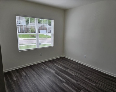 326 Silverton Drive - Photo Thumbnail 13