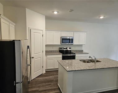 326 Silverton Drive - Photo Thumbnail 7
