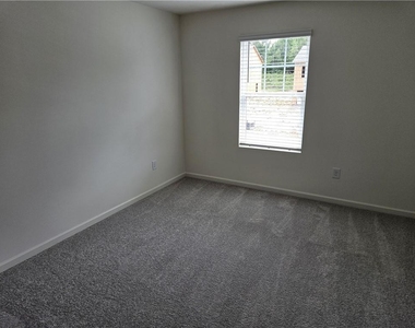 326 Silverton Drive - Photo Thumbnail 9