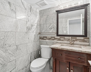 175 E Delaware Place - Photo Thumbnail 11