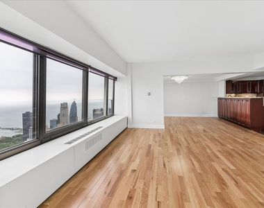 175 E Delaware Place - Photo Thumbnail 2