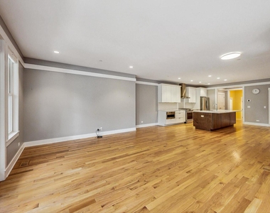 8101 Floral Avenue - Photo Thumbnail 4