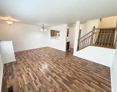 652 Lincoln Station Drive - Photo Thumbnail 2