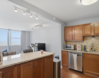 6301 N Sheridan Road - Photo Thumbnail 17