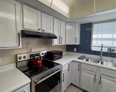 1005 Sw 48th Terrace - Photo Thumbnail 14
