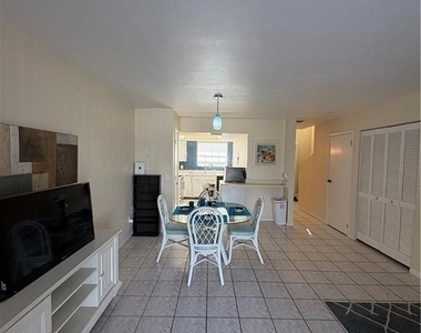 1005 Sw 48th Terrace - Photo Thumbnail 9