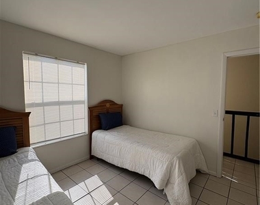 1005 Sw 48th Terrace - Photo Thumbnail 26