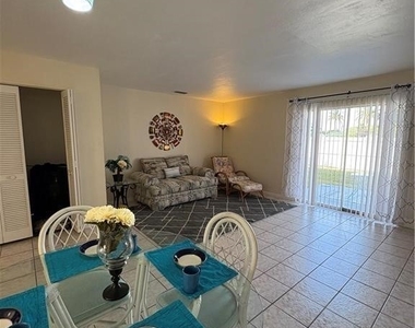 1005 Sw 48th Terrace - Photo Thumbnail 6
