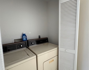 1005 Sw 48th Terrace - Photo Thumbnail 24