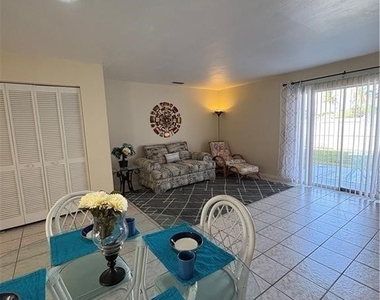 1005 Sw 48th Terrace - Photo Thumbnail 5