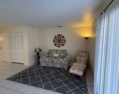 1005 Sw 48th Terrace - Photo Thumbnail 7