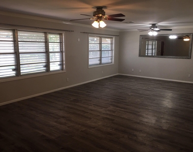 1221 Marine Drive - Photo Thumbnail 2