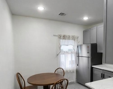 419 Bloomfield - Photo Thumbnail 4