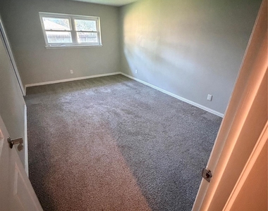 511 Rosewood Drive - Photo Thumbnail 14