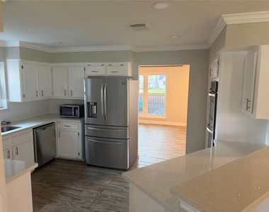 511 Rosewood Drive - Photo Thumbnail 7