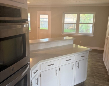 511 Rosewood Drive - Photo Thumbnail 8