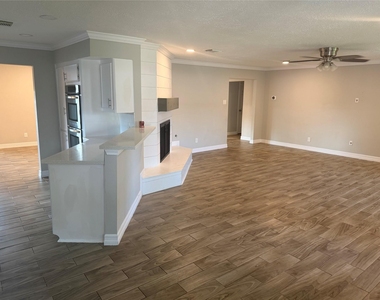 511 Rosewood Drive - Photo Thumbnail 4