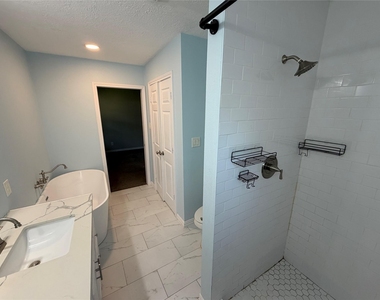 511 Rosewood Drive - Photo Thumbnail 12